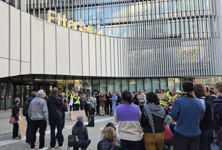Depuis 2018, la commune d’Etterbeek s’est engagée par le vote d’une motion, à « améliorer l’accueil et la mise à disposition d’informations aux personnes migrantes, quel que soit leur statut. » © Louis Reinier
