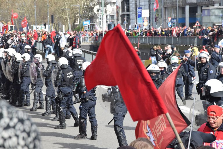 Les policiers parés pour nasser les manifestants lors de la grève générale du 12 mars. Crédit : Samuelle Rose Heilporn