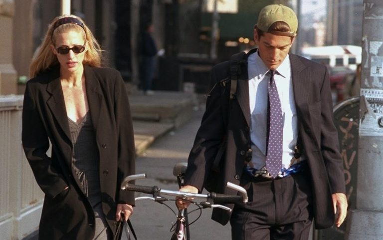 Carolyn Bessette-Kennedy et John F. Kennedy Jr. 
© putcielinky, Flickr.
Une photographie emblématique de Carolyn Bessette-Kennedy et John F. Kennedy Jr.,  illustrant la sobriété et l’élégance intemporelle des années 90.